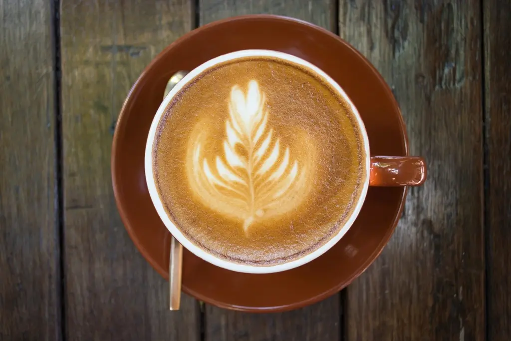 Latte-art á dökku tré